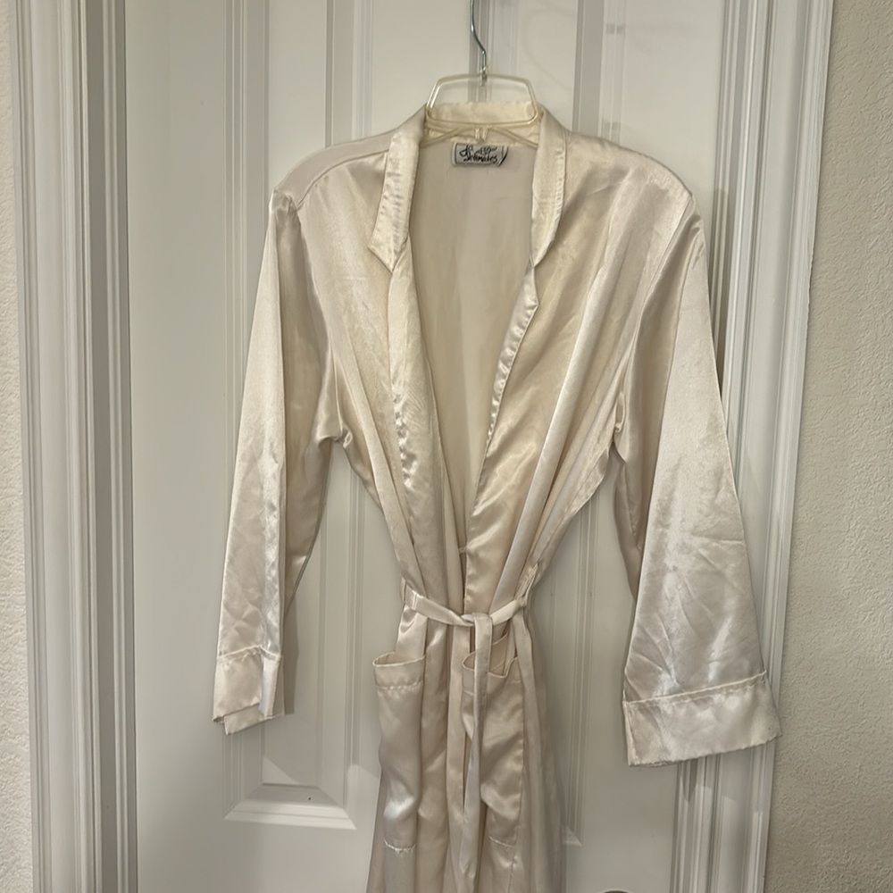 Vintage ivory robe. Size small. - Picture 4 of 5